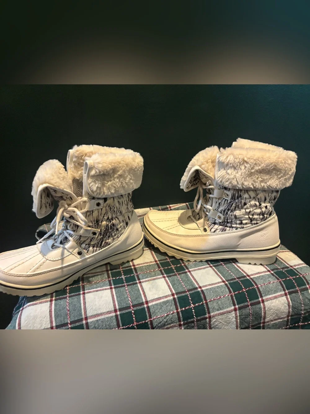 EUC Women's White Faux-Fur Winter Lace-Up Boots